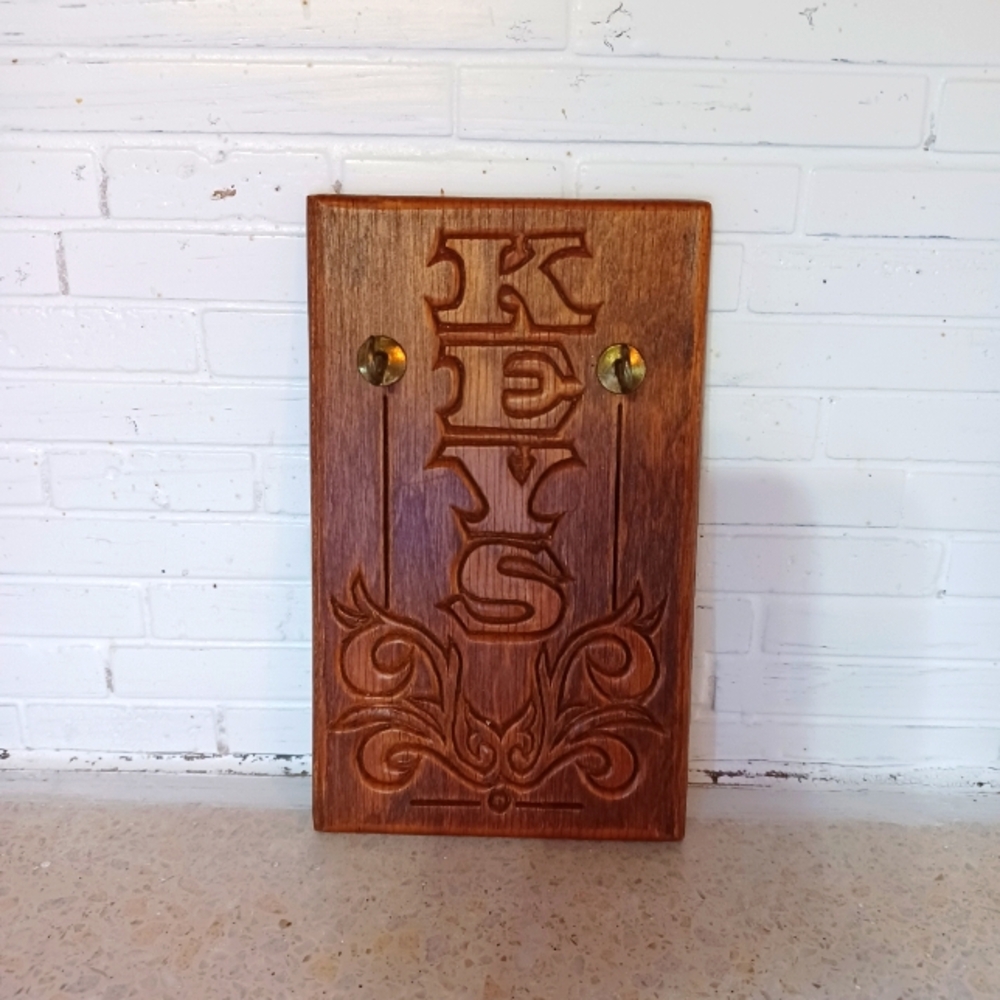 Vintage Key carved wall hanger - Picture 1 of 5
